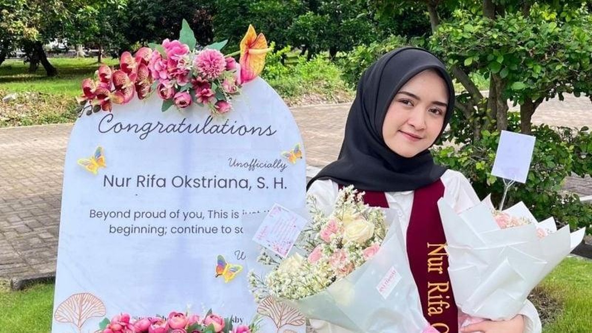 Kisah Inspiratif, Lulusan Terbaik Ungkap Fakta Unik Gaji Dosen PTS di Skripsinya