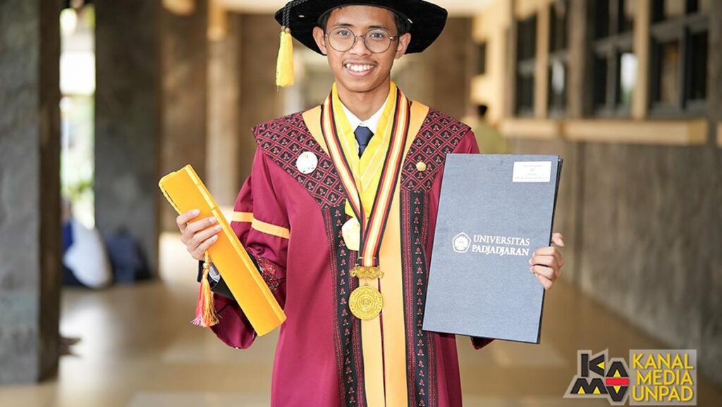 Kisah Inspiratif Rifki, Raih Gelar Wisudawan Terbaik dengan 7 Karya Ilmiah!