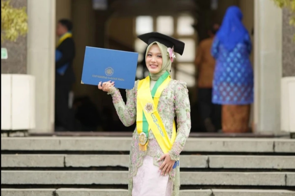 Zufa Pasha Sabina Lulus S1 UGM dalam 3 Tahun Raih IPK 4.00 Satu-satunya Wisudawan